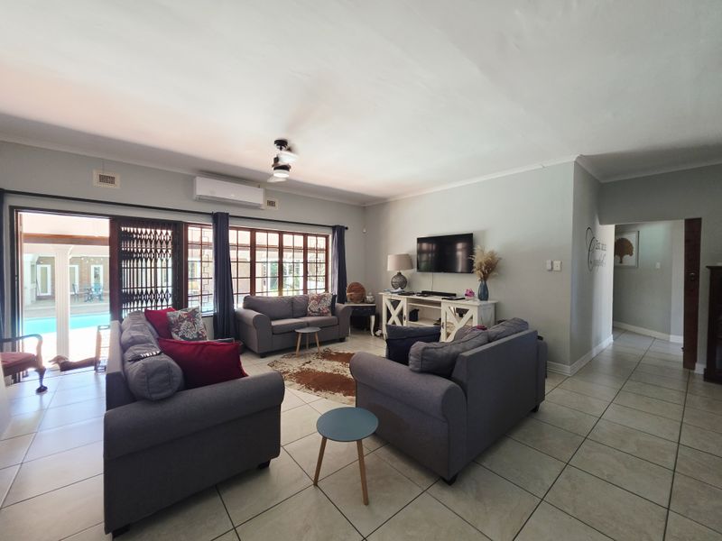 Luxury Family Residence in Prime Panorama Location - Photo 6