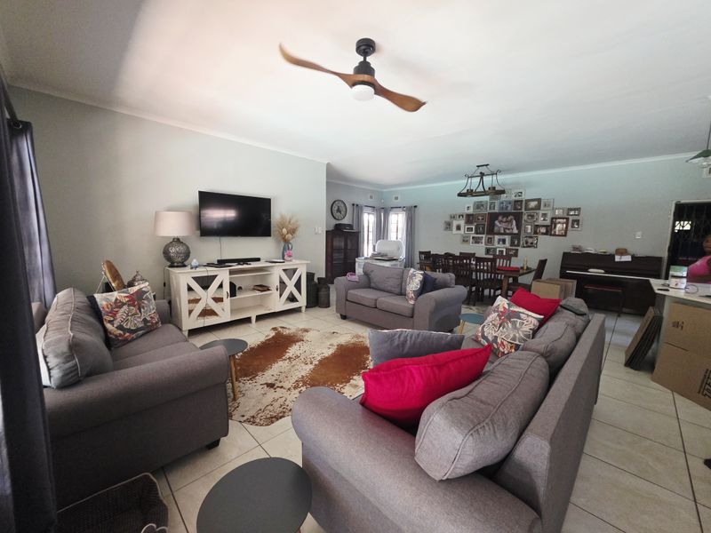 Luxury Family Residence in Prime Panorama Location - Photo 7