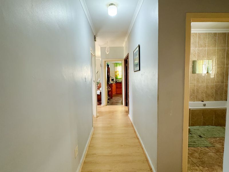 3 Bedroom Family Home for Sale in Tulbagh with Separate Cottage - Photo 10