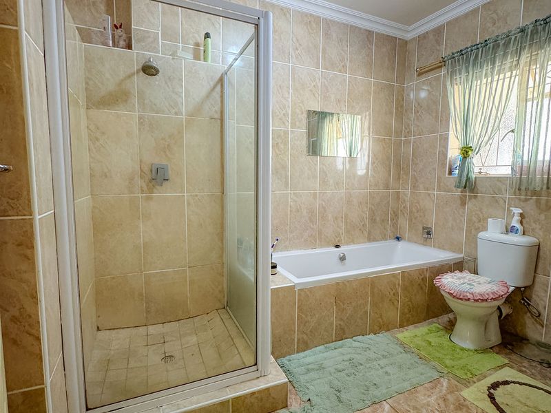 3 Bedroom Family Home for Sale in Tulbagh with Separate Cottage - Photo 8