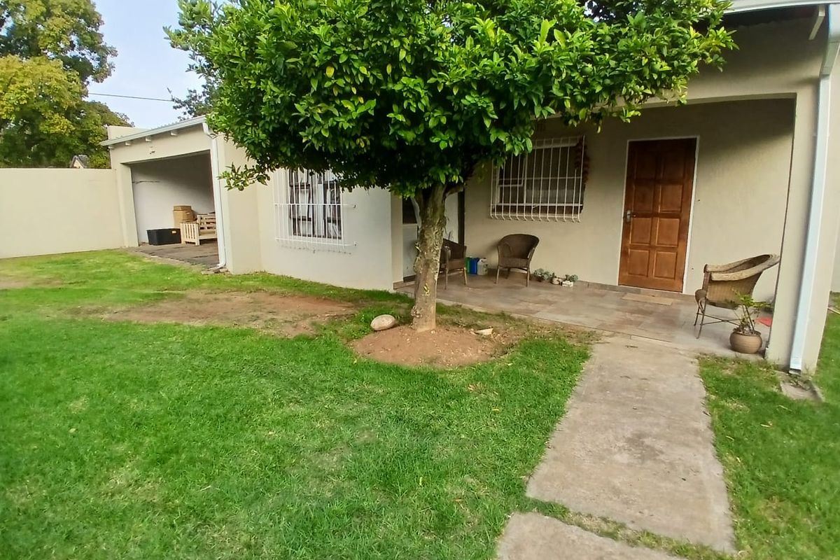 Luxury Family Haven: 4 beds, Heated Pool, Spacious  Living - Photo 2