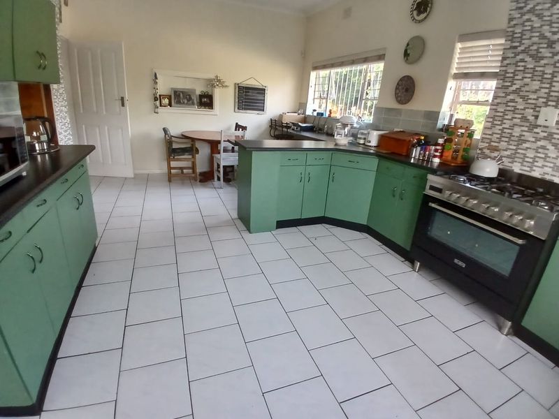 Luxury Family Haven: 4 beds, Heated Pool, Spacious  Living - Photo 10