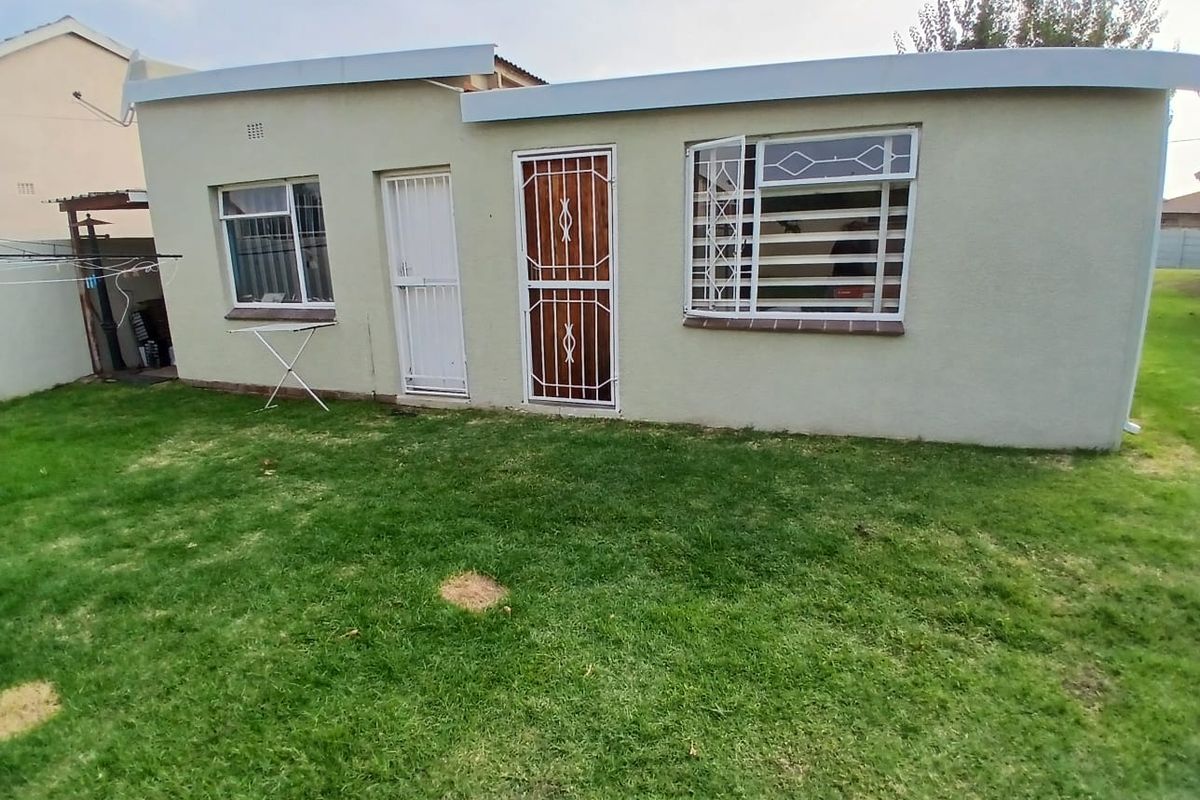 Luxury Family Haven: 4 beds, Heated Pool, Spacious  Living - Photo 3