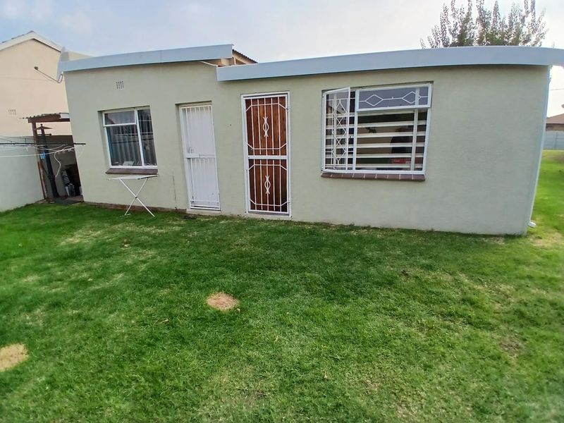 Luxury Family Haven: 4 beds, Heated Pool, Spacious  Living - Photo 3