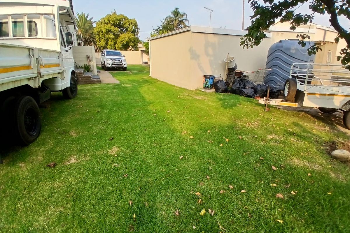 Luxury Family Haven: 4 beds, Heated Pool, Spacious  Living - Photo 5