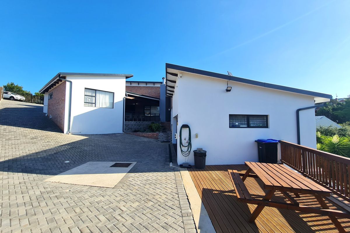 Stylish Modern Family Home on the Kloof in Noorsekloof, Jeffreys Bay - Photo 3