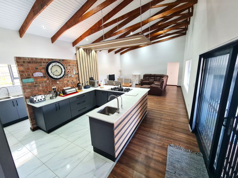 Stylish Modern Family Home on the Kloof in Noorsekloof, Jeffreys Bay - Photo 10
