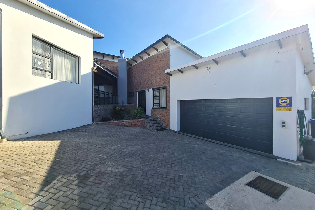 Stylish Modern Family Home on the Kloof in Noorsekloof, Jeffreys Bay - Photo 2