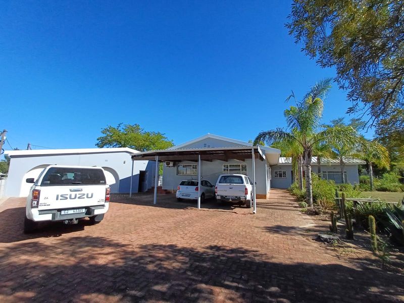 Porterville: Spacious Family Home in Porterville - Photo 2