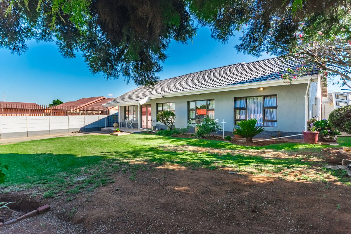 Stunning 3-Bedroom House For Sale in Mindalore, Krugersdorp – Perfect For Family Living! - Photo 4