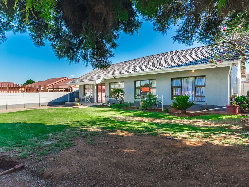 Stunning 3-Bedroom House For Sale in Mindalore, Krugersdorp – Perfect For Family Living! - Photo 4