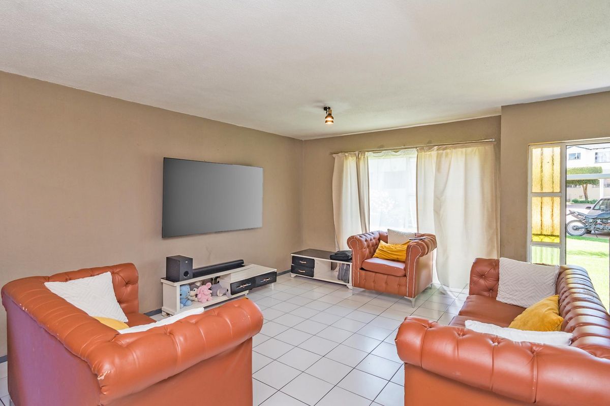 Lovely 2 bedroom townhouse with a small private garden - Photo 3