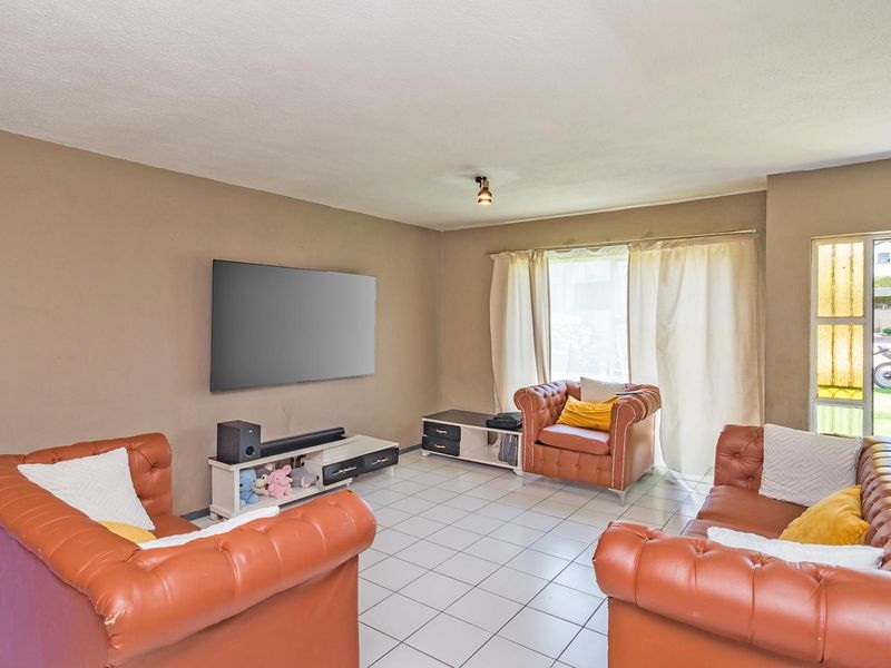 Lovely 2 bedroom townhouse with a small private garden - Photo 2