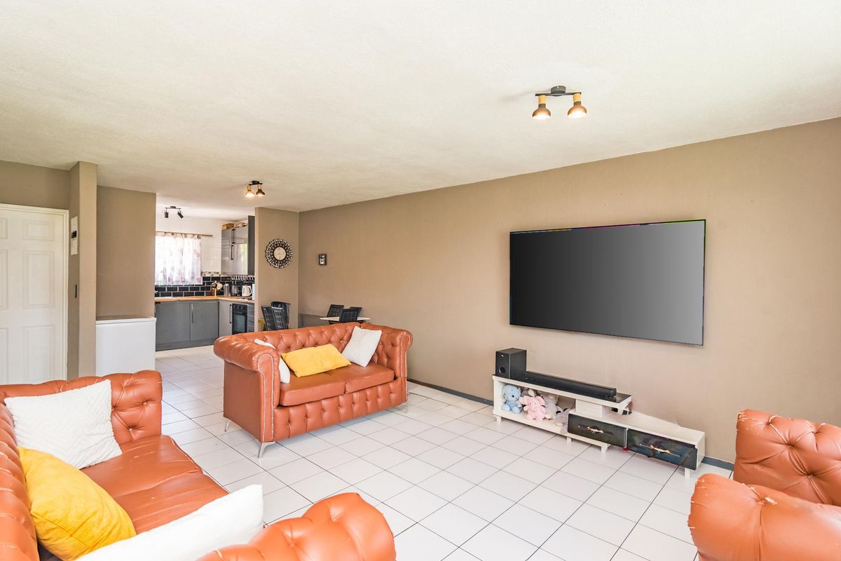 Lovely 2 bedroom townhouse with a small private garden - Photo 2