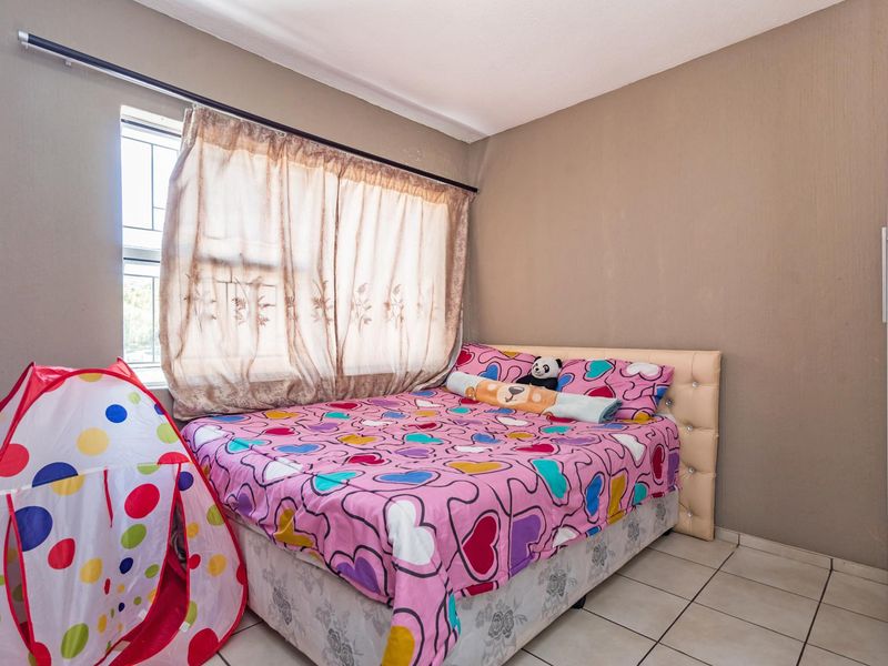 Lovely 2 bedroom townhouse with a small private garden - Photo 10