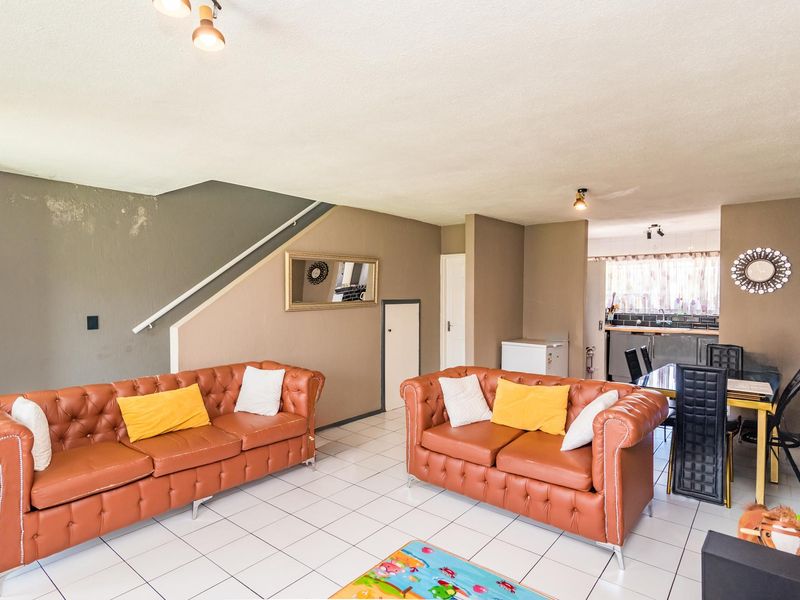 Lovely 2 bedroom townhouse with a small private garden - Photo 8