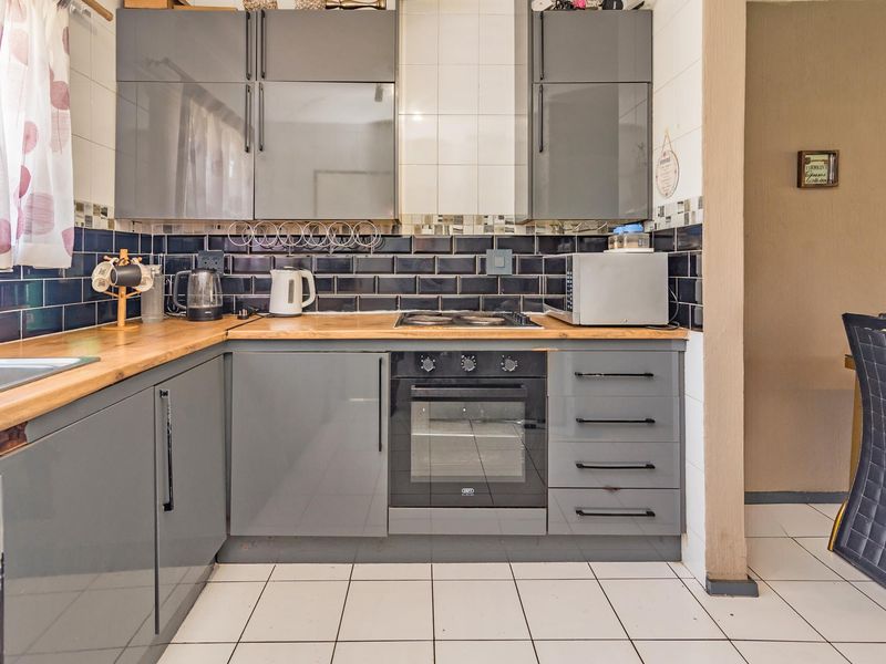 Lovely 2 bedroom townhouse with a small private garden - Photo 5