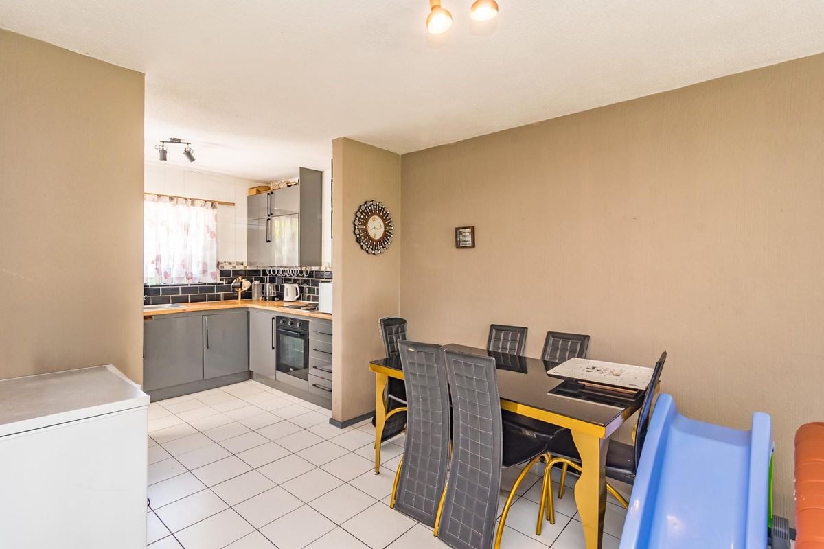 Lovely 2 bedroom townhouse with a small private garden - Photo 4