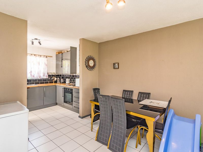 Lovely 2 bedroom townhouse with a small private garden - Photo 3