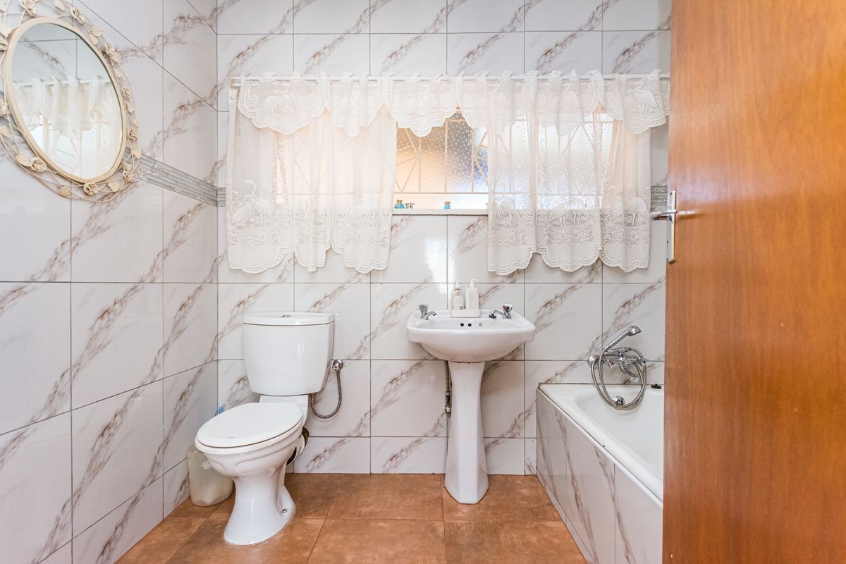 Spacious 3 Bedroom Home with Flat For Sale in Randgate - Photo 5