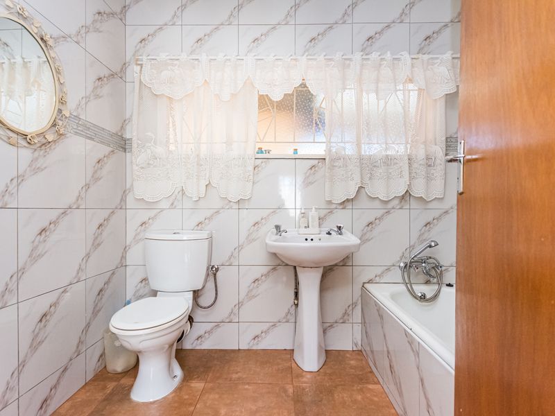 Spacious 3 Bedroom Home with Flat For Sale in Randgate - Photo 5