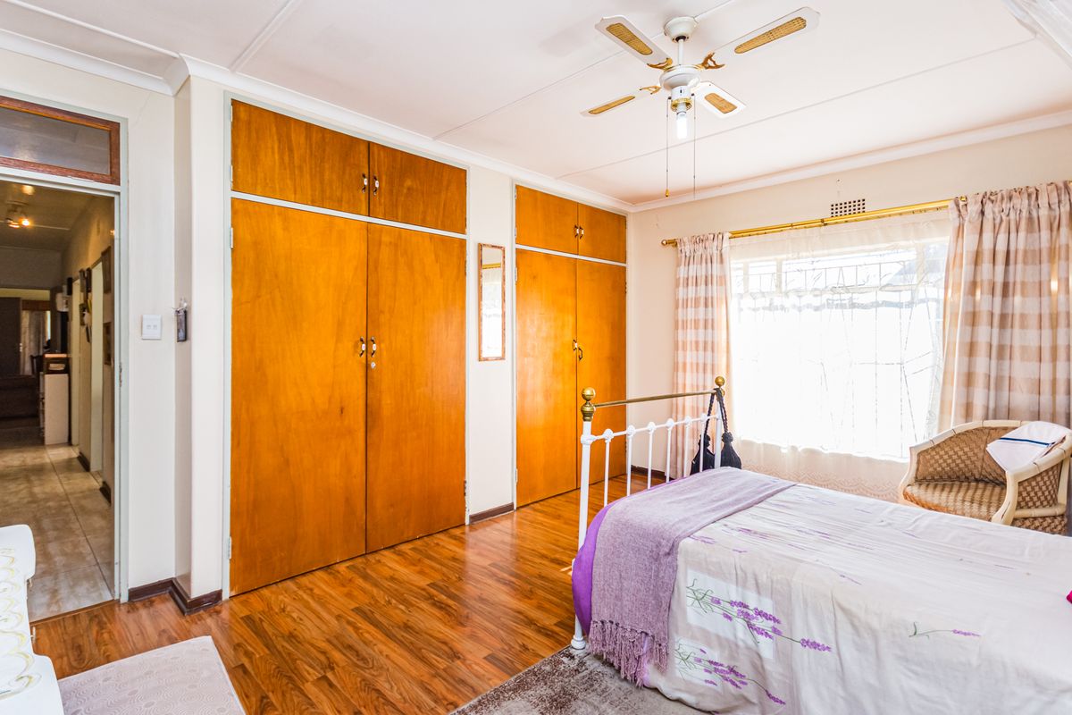 Spacious 3 Bedroom Home with Flat For Sale in Randgate - Photo 4