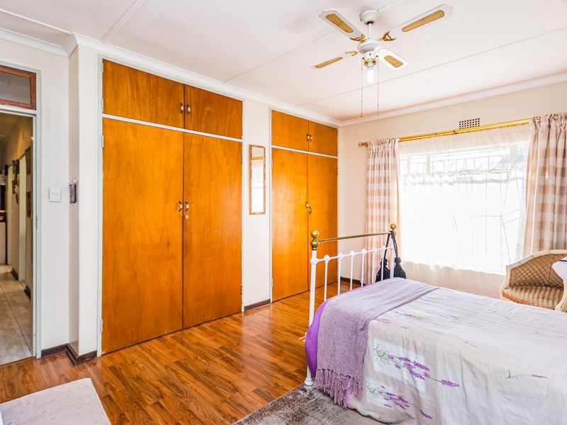 Spacious 3 Bedroom Home with Flat For Sale in Randgate - Photo 4