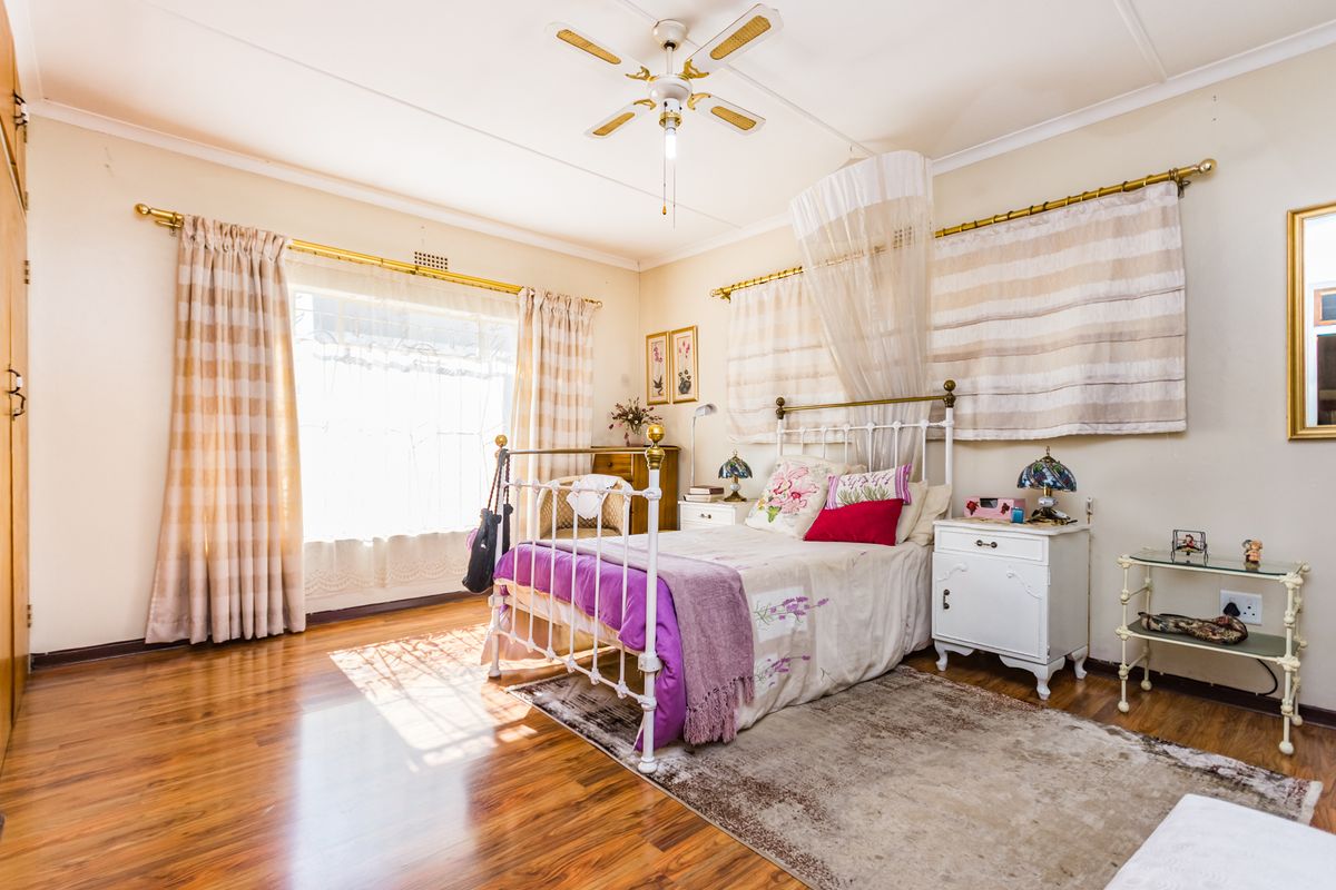 Spacious 3 Bedroom Home with Flat For Sale in Randgate - Photo 3