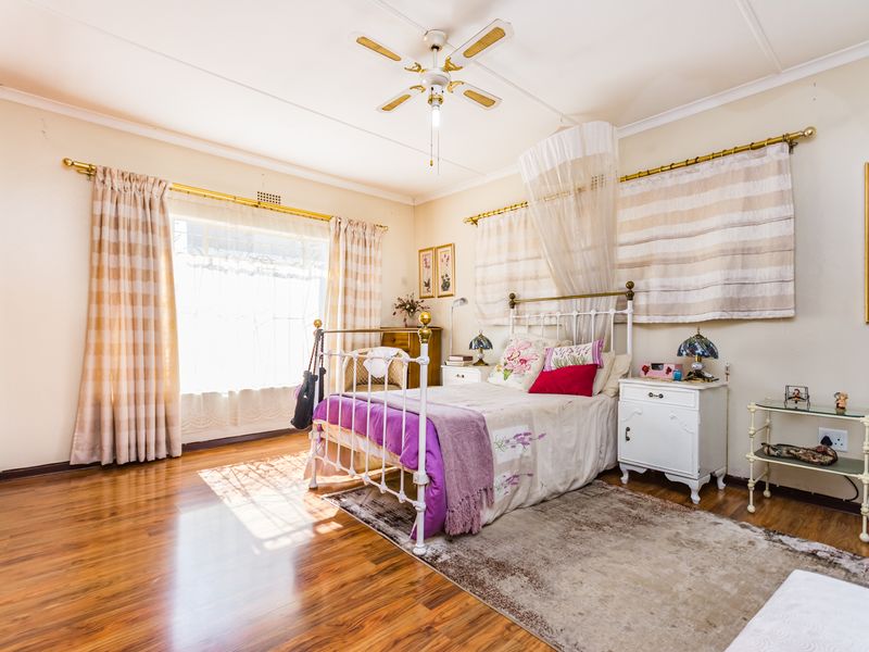 Spacious 3 Bedroom Home with Flat For Sale in Randgate - Photo 3