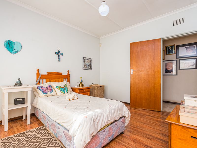 Spacious 3 Bedroom Home with Flat For Sale in Randgate - Photo 8