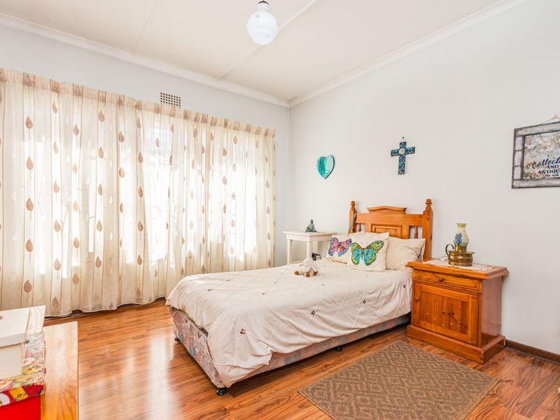 Spacious 3 Bedroom Home with Flat For Sale in Randgate - Photo 7