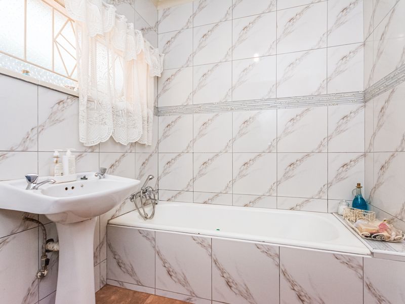 Spacious 3 Bedroom Home with Flat For Sale in Randgate - Photo 6