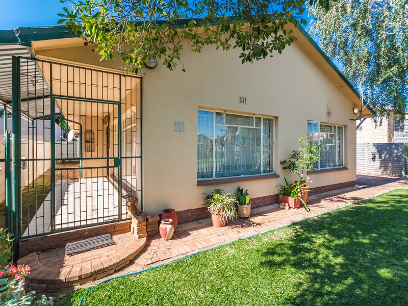 Spacious 3 Bedroom Home with Flat For Sale in Randgate - Photo 2