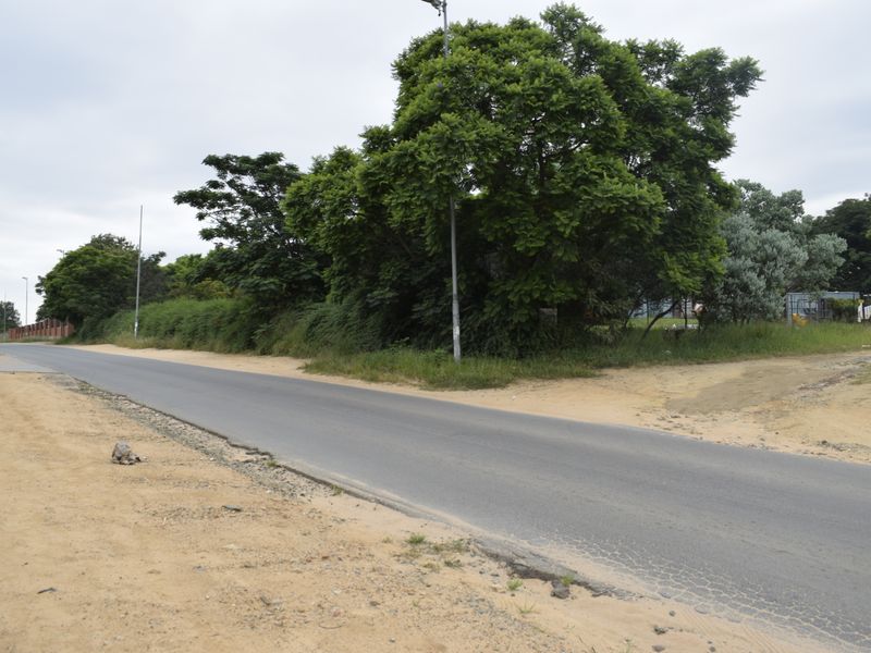 Prime Plot Property on Busy Road – 22,000 m2 - Photo 9