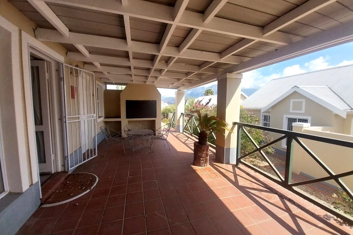 Cozy 2 bedroom house for sale in secure gated complex - Photo 2