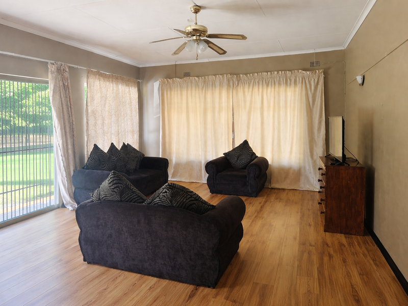 Neat And Central Located - Photo 2