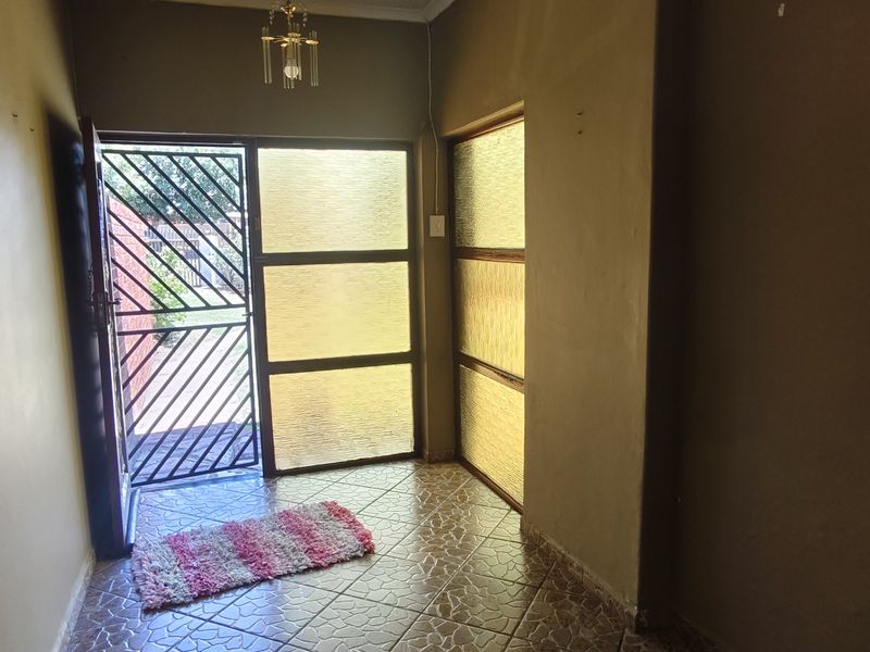 Neat And Central Located - Photo 4