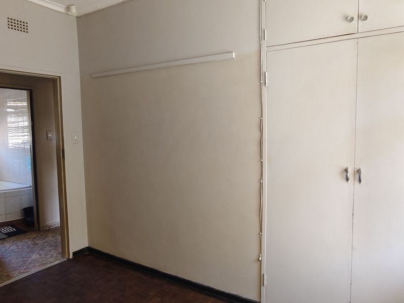 Neat And Central Located - Photo 9