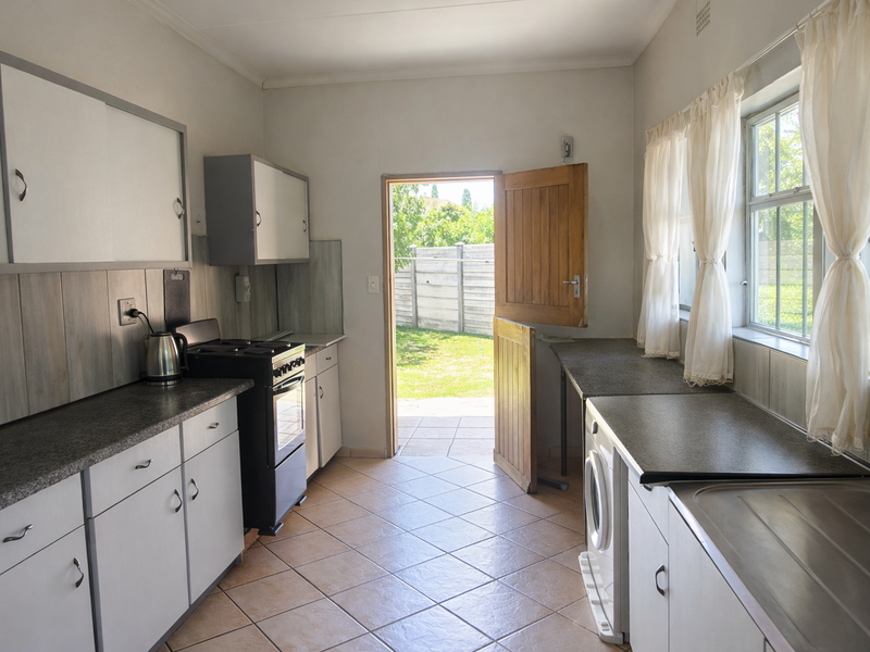 Neat And Central Located - Photo 5