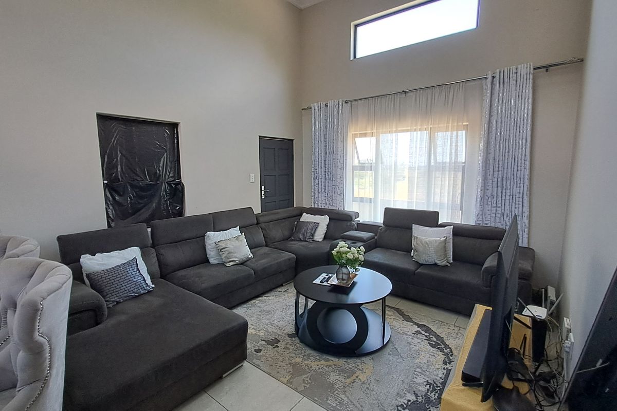 Stylish New 3 Bedroom Home Offering Comfort & Convenience - Photo 2