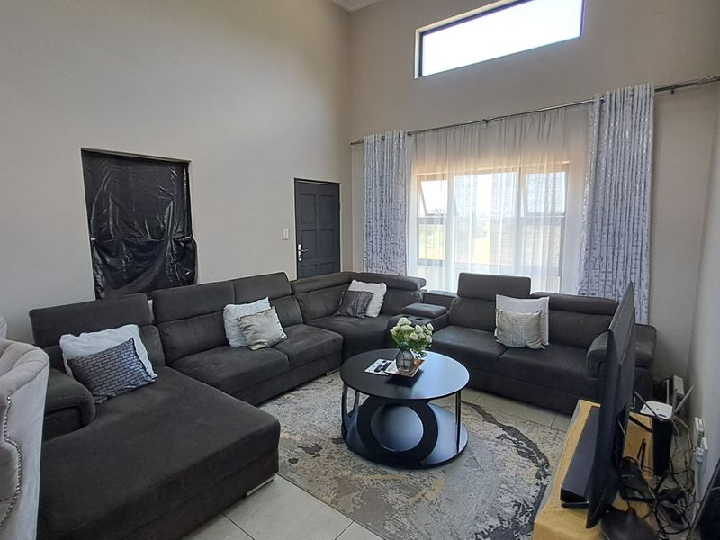 Stylish New 3 Bedroom Home Offering Comfort & Convenience - Photo 2