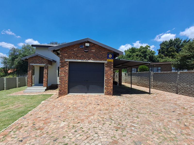 Stylish New 3 Bedroom Home Offering Comfort & Convenience - Photo 4