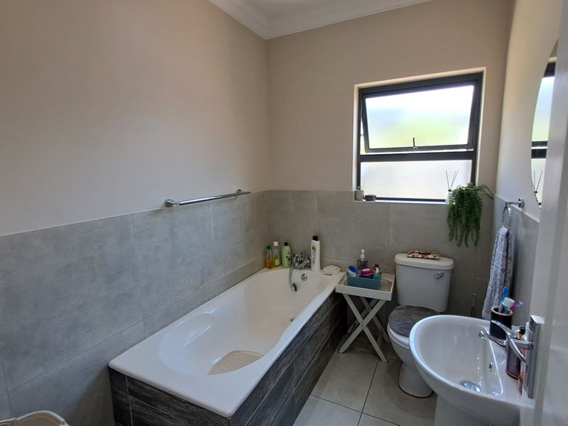 Stylish New 3 Bedroom Home Offering Comfort & Convenience - Photo 9