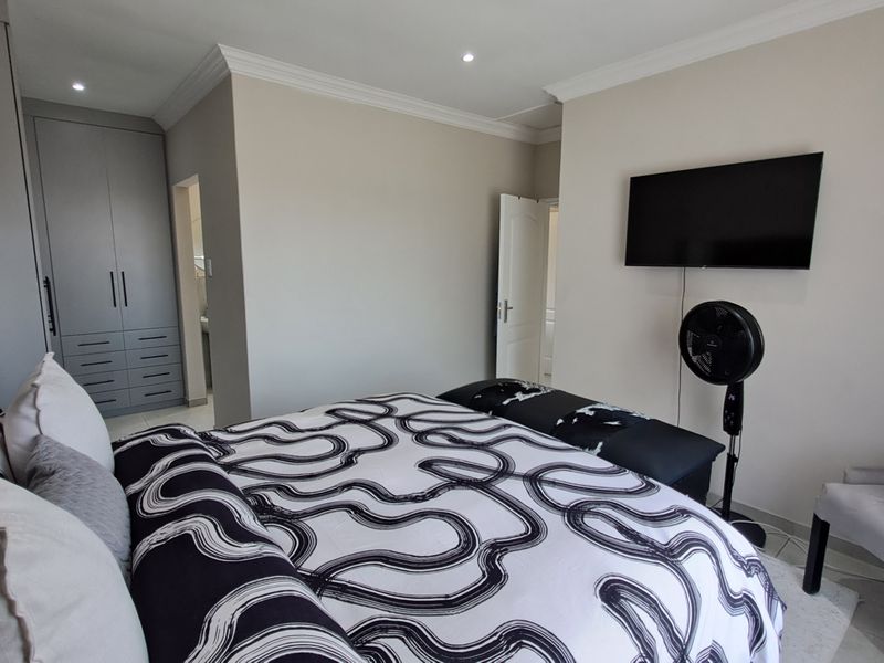 Stylish New 3 Bedroom Home Offering Comfort & Convenience - Photo 10