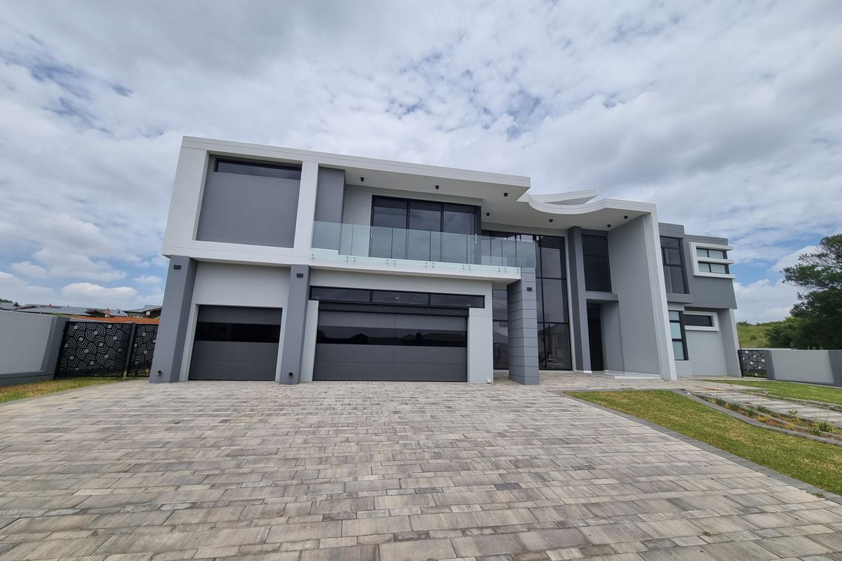 Brand new Stylish Architectural Showpiece!! - Photo 3