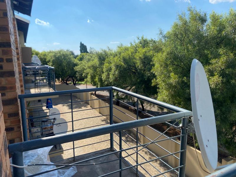 Modern Loft Apartment with Balcony Views in Dassierand - Photo 10