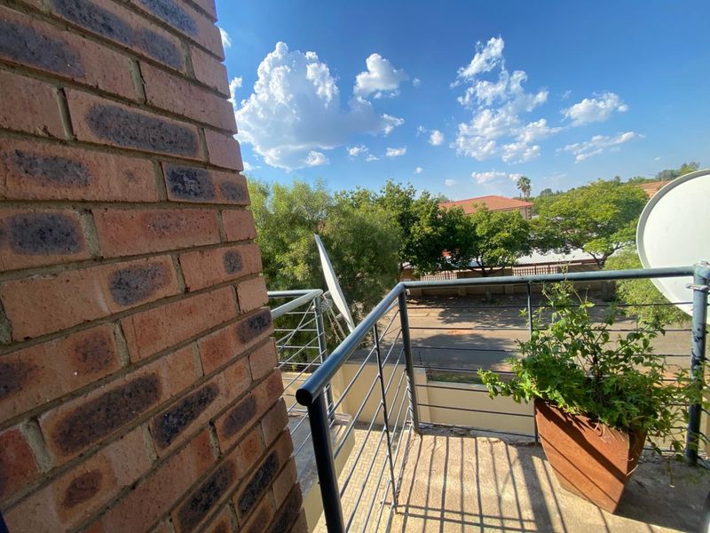 Modern Loft Apartment with Balcony Views in Dassierand - Photo 9