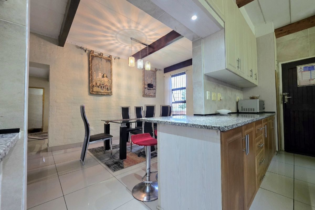 Stunning, Move in Ready home in the heart of Athlone Park!! - Photo 3