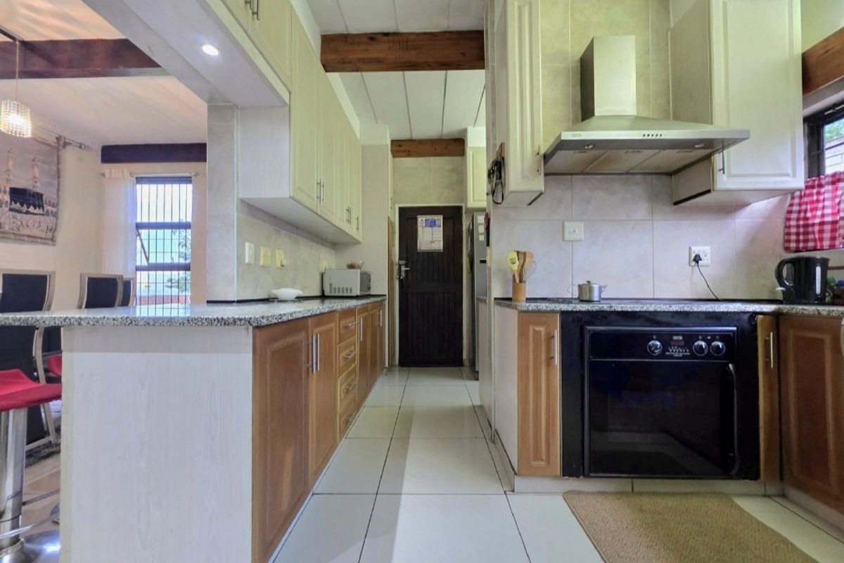 Stunning, Move in Ready home in the heart of Athlone Park!! - Photo 2