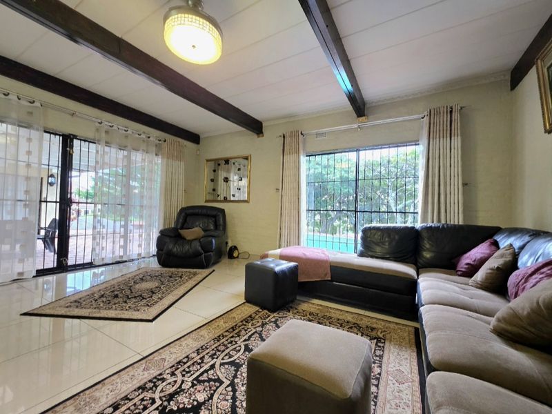 Stunning, Move in Ready home in the heart of Athlone Park!! - Photo 8